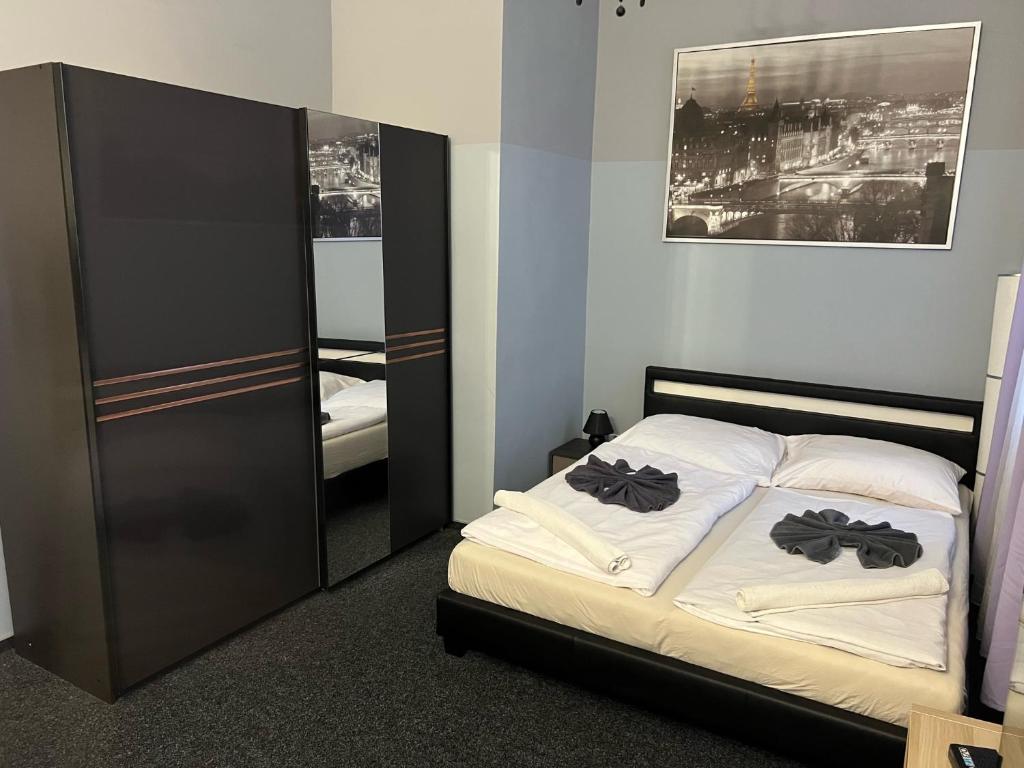 Postel nebo postele na pokoji v ubytování GLOBE Hostel Prague ADULTS ONLY