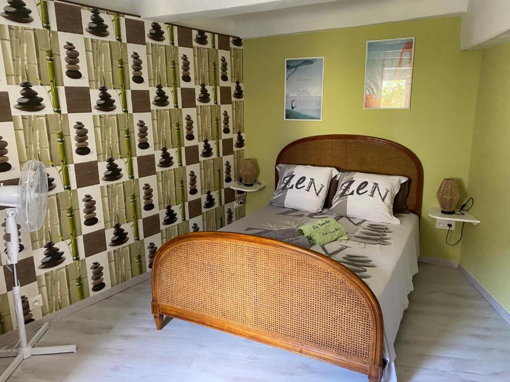 - une chambre avec un lit et un mur avec un échiquier dans l'établissement Lou Camillou, à Valvignères