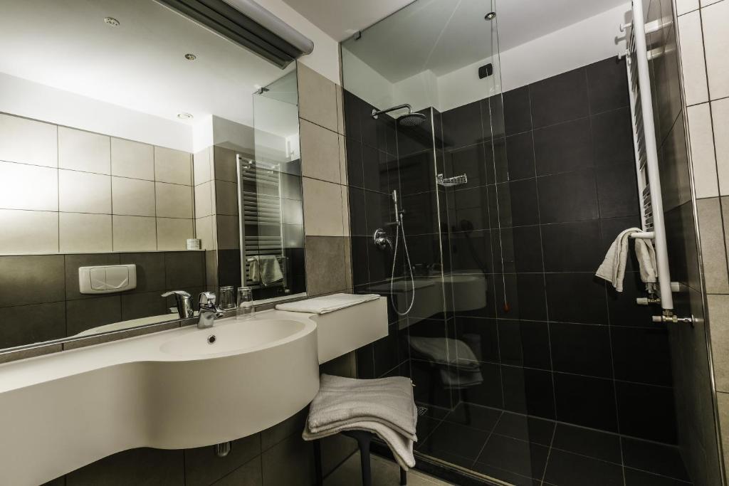 Koupelna v ubytování Campione Univela Rooms & Beds - Private Beach