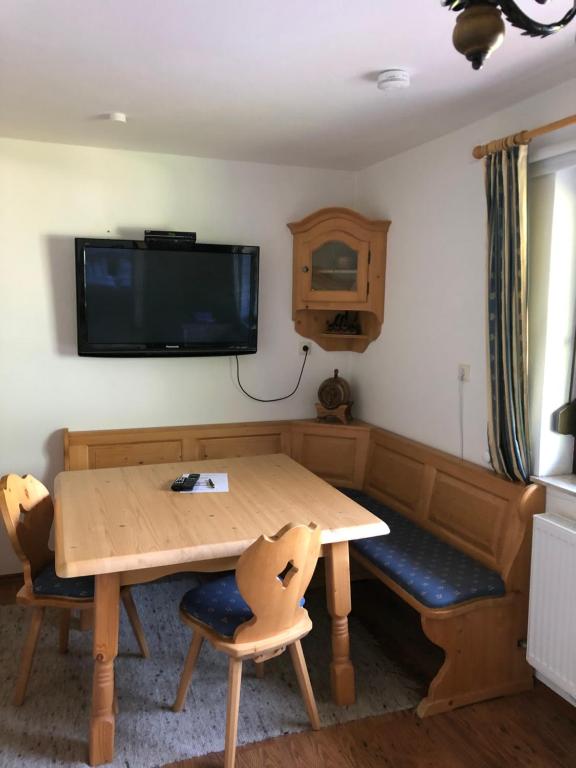 Televízia a/alebo spoločenská miestnosť v ubytovaní Ferienwohnung im Nationalpark Gesäuse