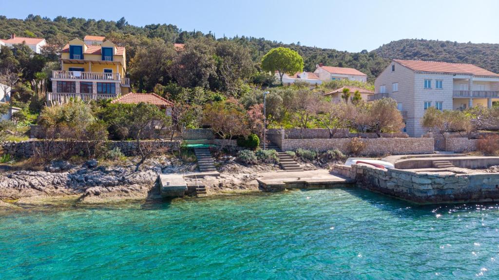 dom na wzgórzu obok zbiornika wodnego w obiekcie Apartments by the sea Tri Zala, Korcula - 4351 w Korčuli