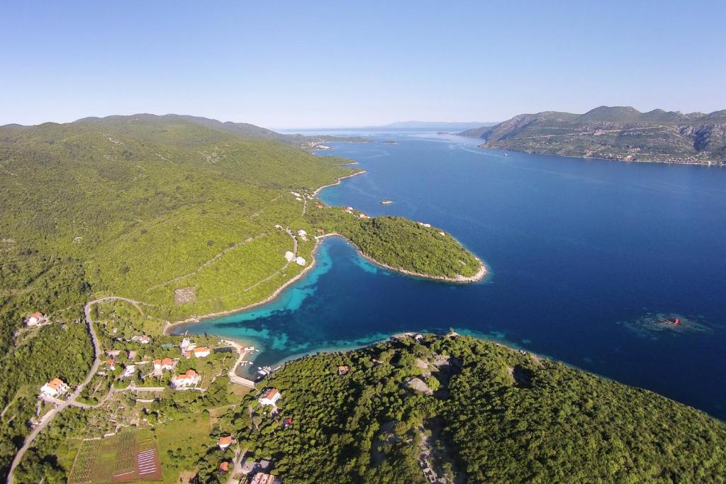 Zdjęcie z galerii obiektu Apartments by the sea Cove Vrbovica bay - Vrbovica (Korcula) - 4390 w Korčuli