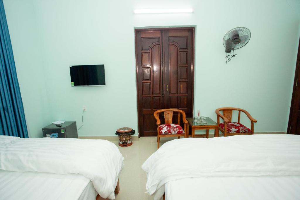 Postel nebo postele na pokoji v ubytování Amazing Hotel, Trương Pháp, Quang Phú, Đồng Hới