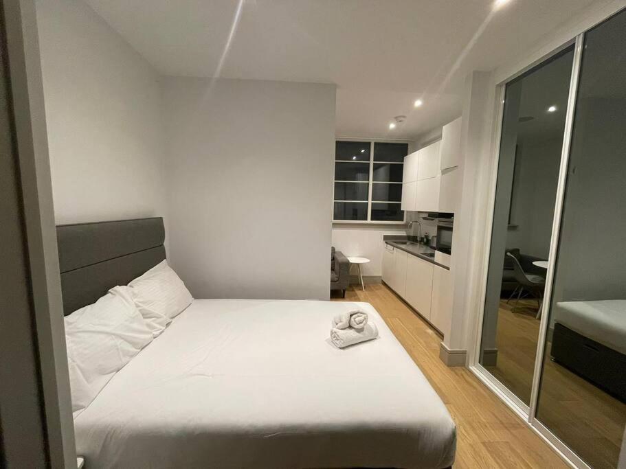 MONTHLY STAYS 1Bed Serviced Studio Apartment Free WIFI & NETFLIX