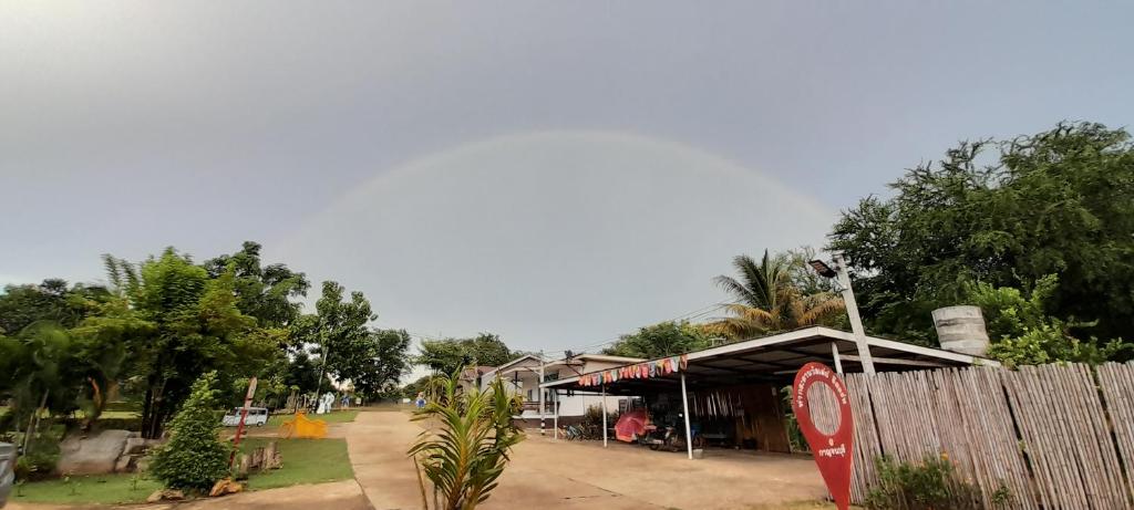 un bâtiment avec un panneau d'arrêt rouge devant lui dans l'établissement Taakradan Valley Resort ท่ากระดานวัลเล่ย์ รีสอร์ท, à Si Sawat