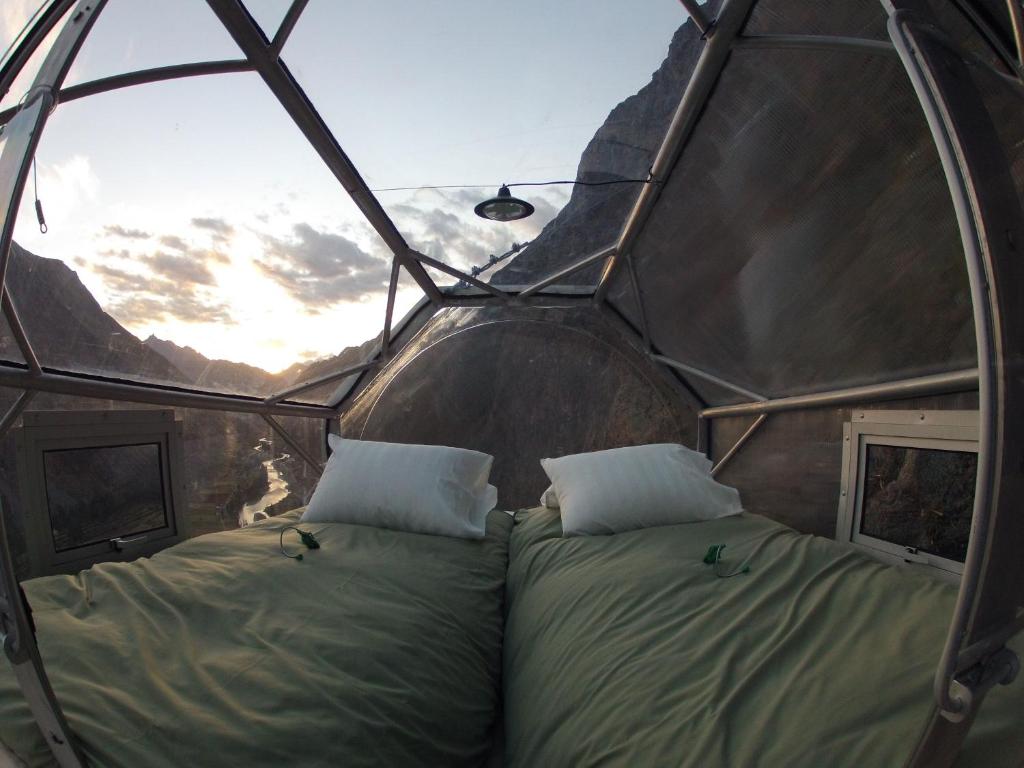 um quarto com 2 camas numa tenda cúpula em Skylodge Adventure Suites em Urubamba