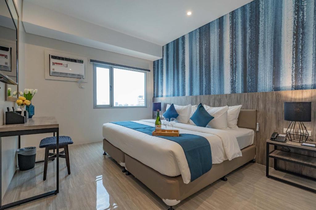 Postel nebo postele na pokoji v ubytování Bayfront Hotel Cebu Capitol Site