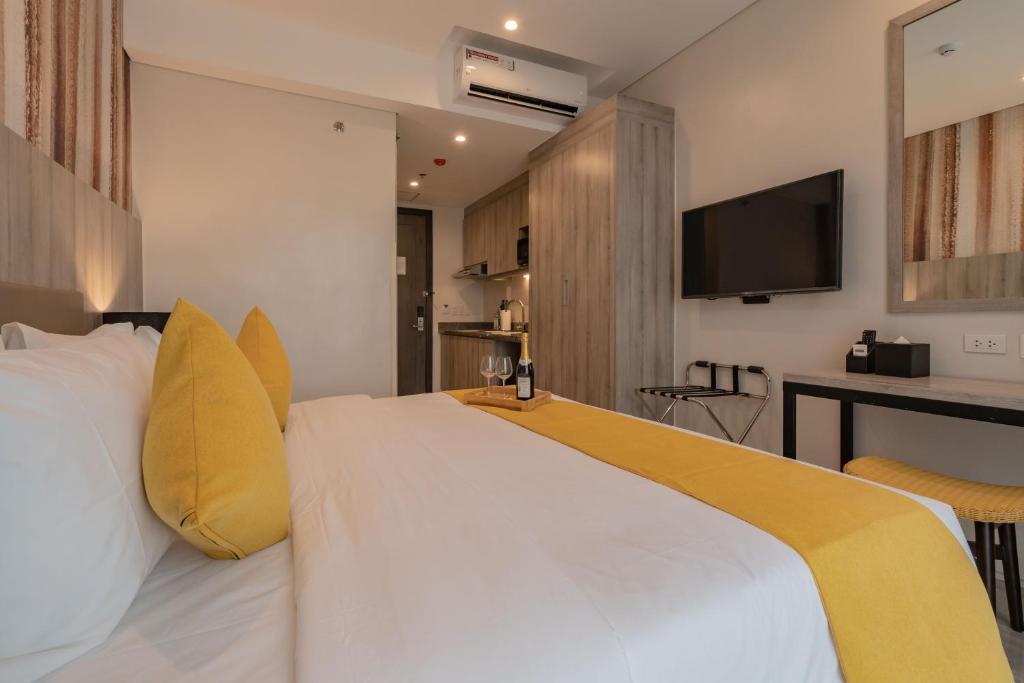 Postel nebo postele na pokoji v ubytování Bayfront Hotel Cebu Capitol Site