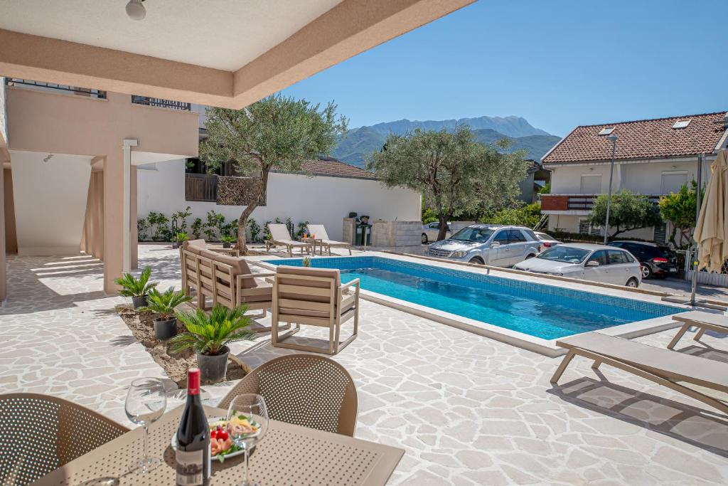 Bazén v ubytování N&N Lux Guest house nebo v jeho okolí