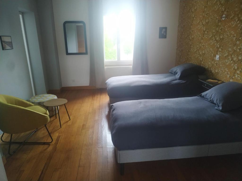 Łóżko lub łóżka w pokoju w obiekcie Le Temps retrouvé
