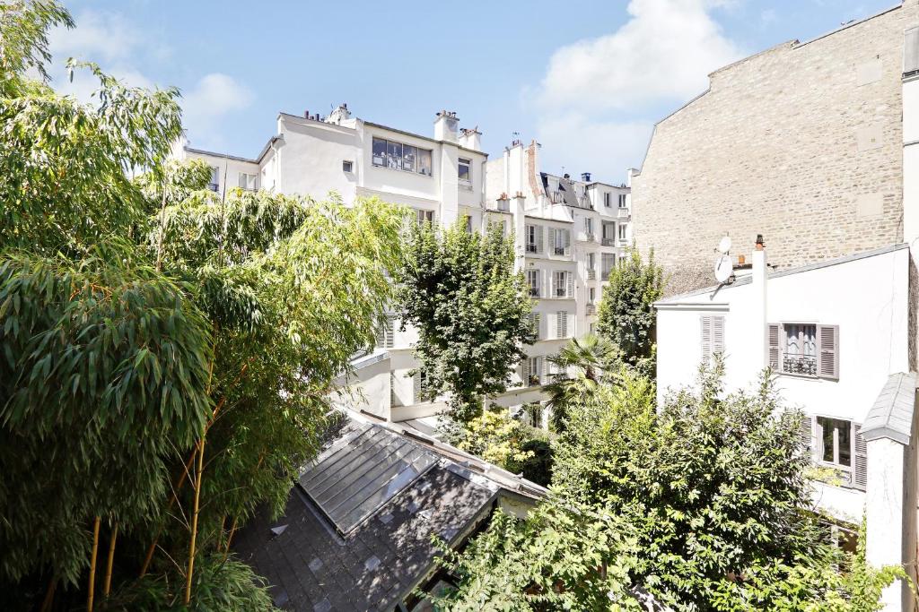 widok z dachu budynku z drzewami w obiekcie Charming apartment - 1BR-4P - Parc Monceau w Paryżu