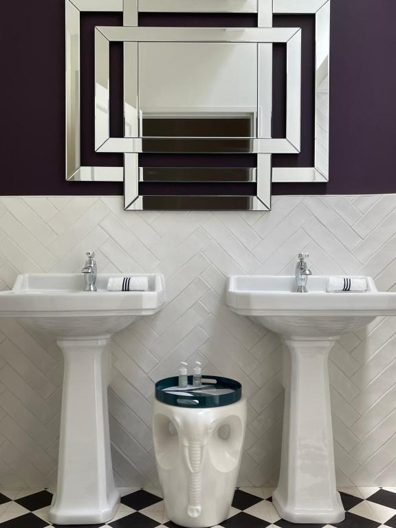 łazienka z 2 umywalkami i toaletą w obiekcie LES CHAMBRES DE MARIE w mieście Bordeaux