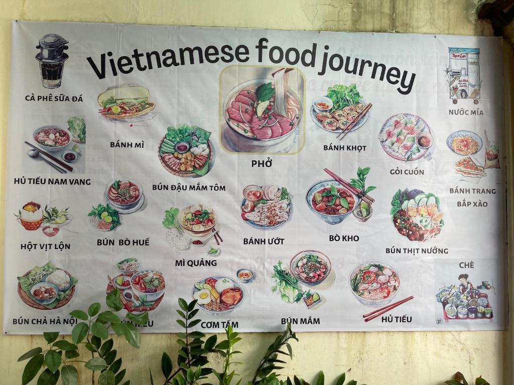 um sinal para uma viagem de comida vietnamita numa parede em Saigon Cozy House & coffee em Cidade de Ho Chi Minh