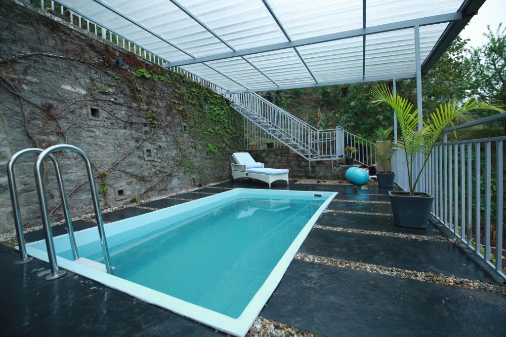 Bassenget på eller i nærheten av Timbuktoo Kasauli, 4 Bhk Villa With Swimming Pool