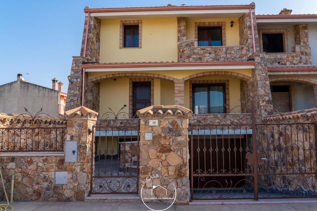 an old house with a fence and a tennis racket at La casa in Terralba