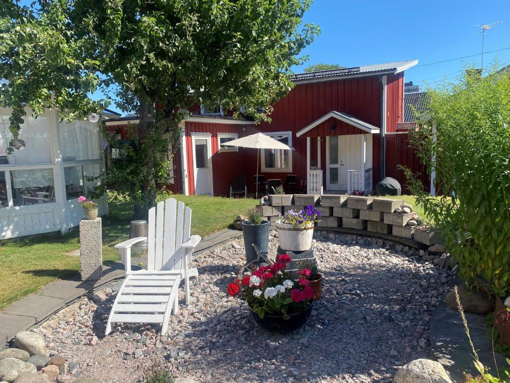 a garden with a bench and flowers in front of a house at Gårdshuset mitt i centrala Gävle in Gävle