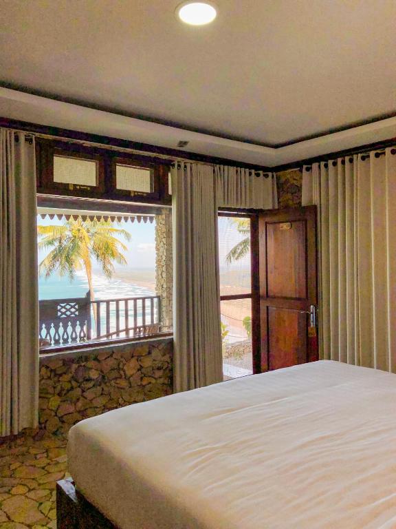 Postel nebo postele na pokoji v ubytování Edge Resort, Yogyakarta