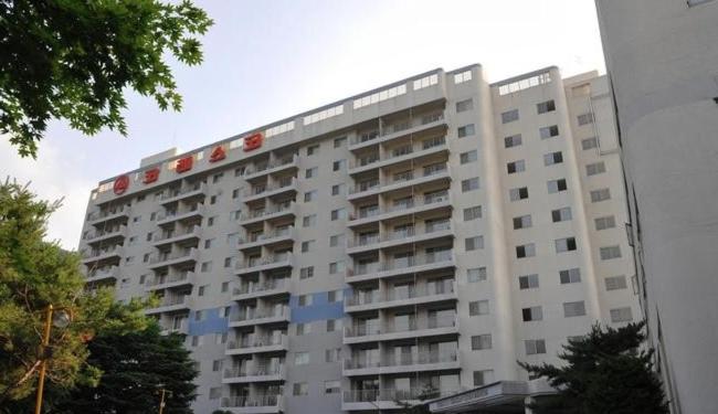 Un grand bâtiment blanc avec un panneau en haut dans l'établissement Koresco Chiak Mountain Condominium, à Hoengsong