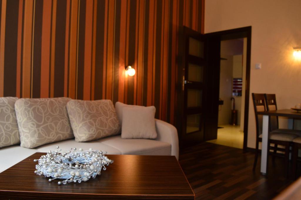 een woonkamer met een witte bank en een tafel bij Parlament in Gdańsk