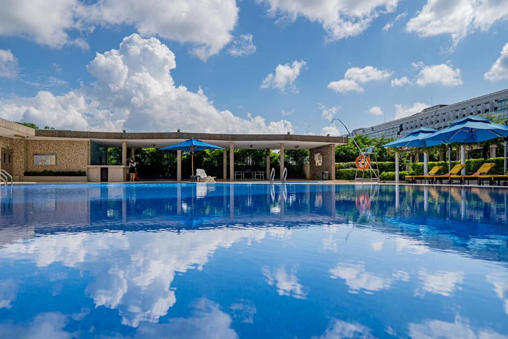 Bazén v ubytování Shangri-La Shenzhen - Nearby Luohu Border, Outdoor Swimming Pool nebo v jeho okolí