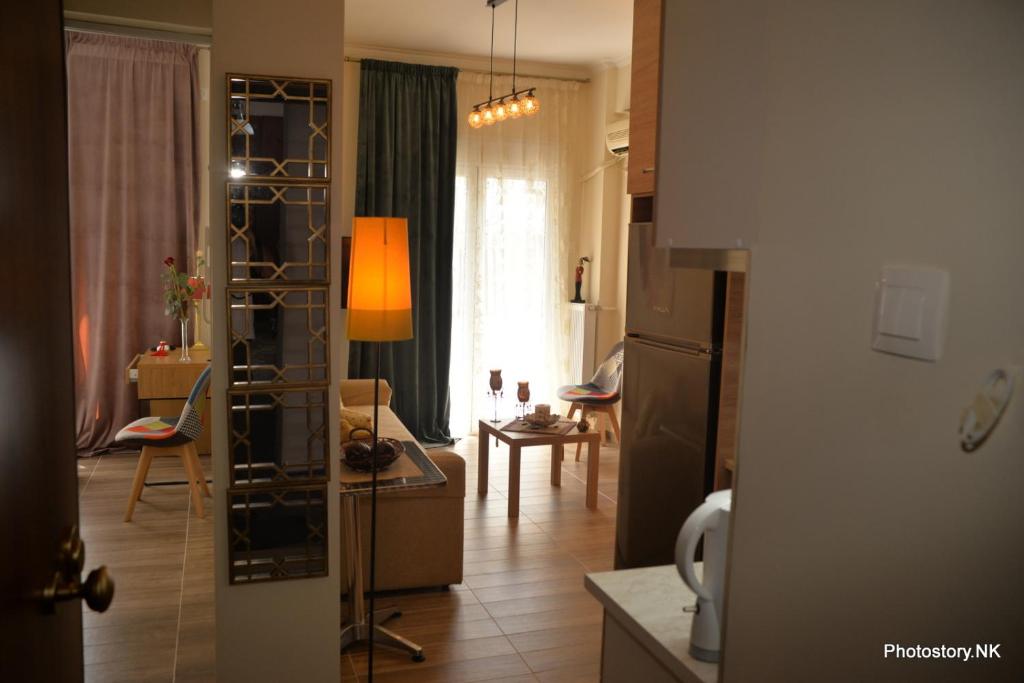 Il comprend une cuisine et un salon avec une table. dans l'établissement kynosargous square's apartment, à Athènes