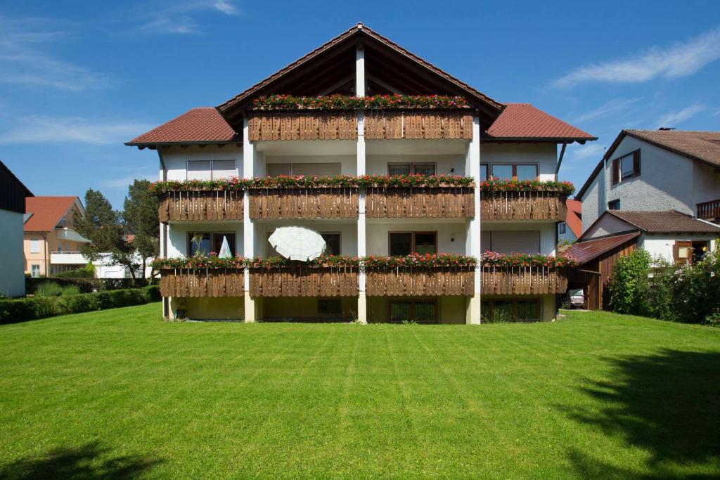 ein Haus mit großem Rasen davor in der Unterkunft Ferienwohnung Rosenstraße in Langenargen