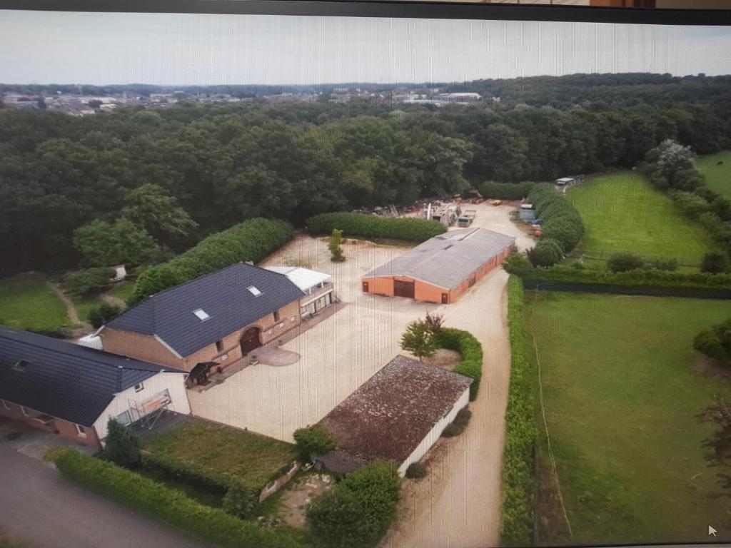 eine Luftansicht auf eine Scheune und ein Gebäude in der Unterkunft Eichenthal Ferienhaus in Geilenkirchen