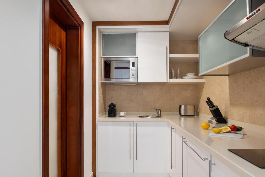 Η κουζίνα ή μικρή κουζίνα στο Fraser Suites Doha