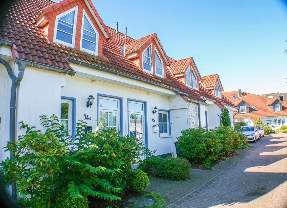 een wit huis met een rood dak bij Ferienpark Lauterdörfle 7 in Hayingen