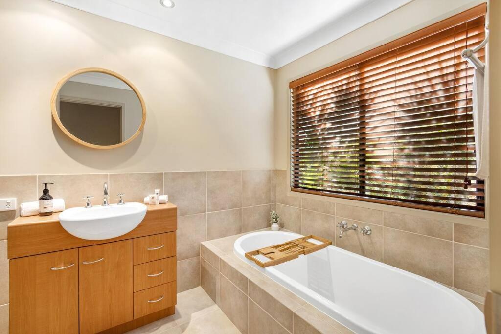 Koupelna v ubytování Mudjimba Escape-pet friendly, luxury villa w/ pool