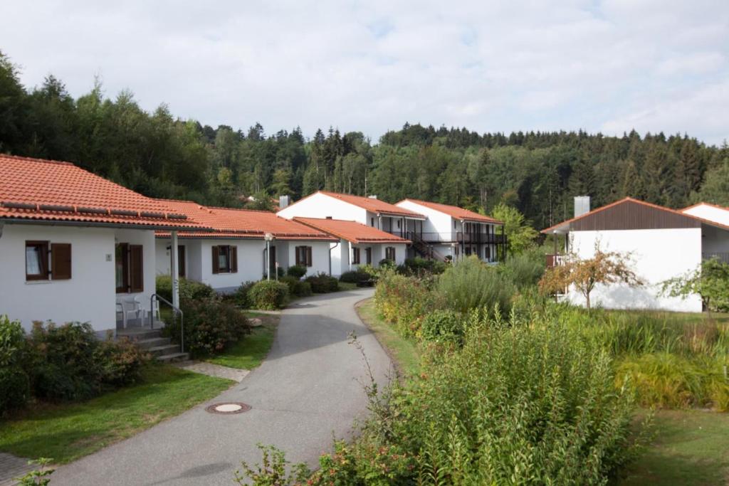 eine Reihe von Häusern auf einer Straße mit Bäumen in der Unterkunft Ferienpark im schönen Falkenstein 4 in Falkenstein