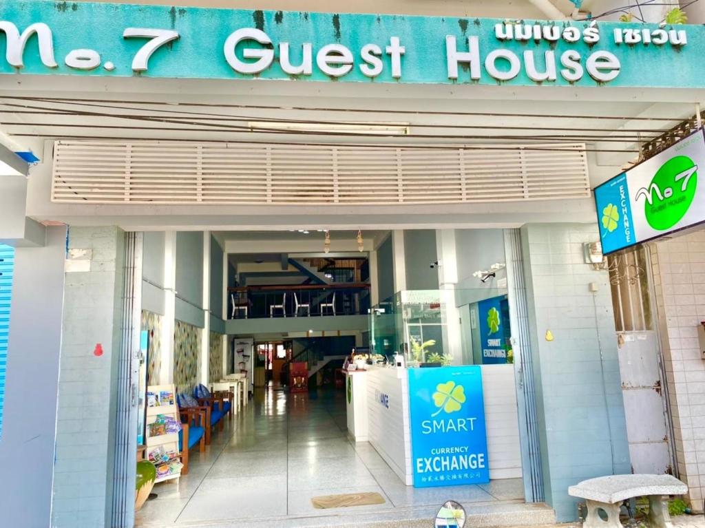 ein Geschäft vor einem Geschäft mit einer Pension in der Unterkunft No7 Guesthouse in Krabi