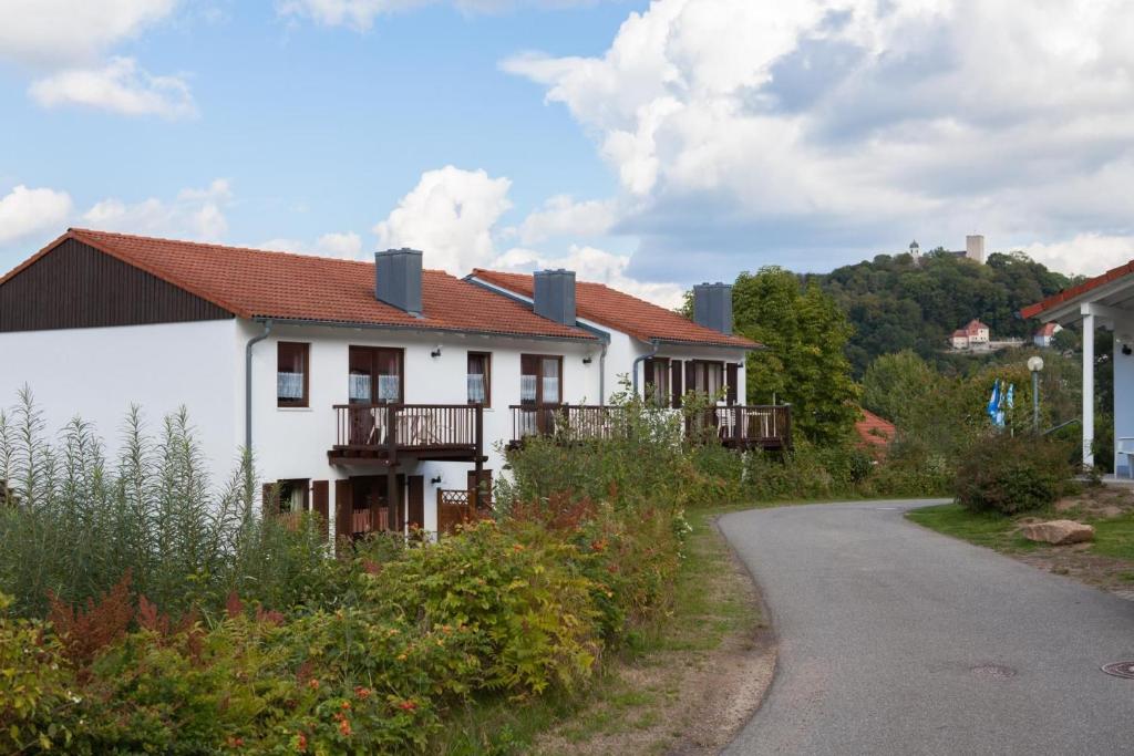 una casa al lado de una carretera en Ferienpark im schönen Falkenstein 2 en Falkenstein