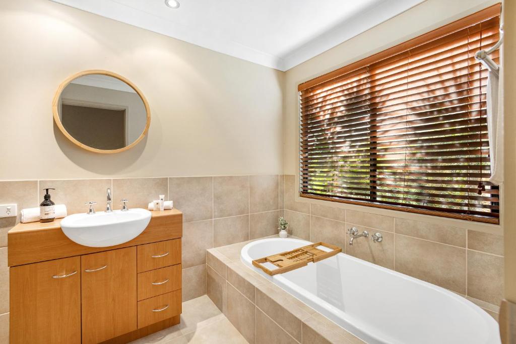 Koupelna v ubytování Mudjimba Escape-pet friendly, luxury villa w/ pool
