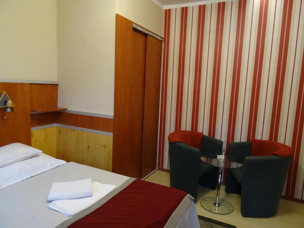 Postel nebo postele na pokoji v ubytování Fortuna Hotel