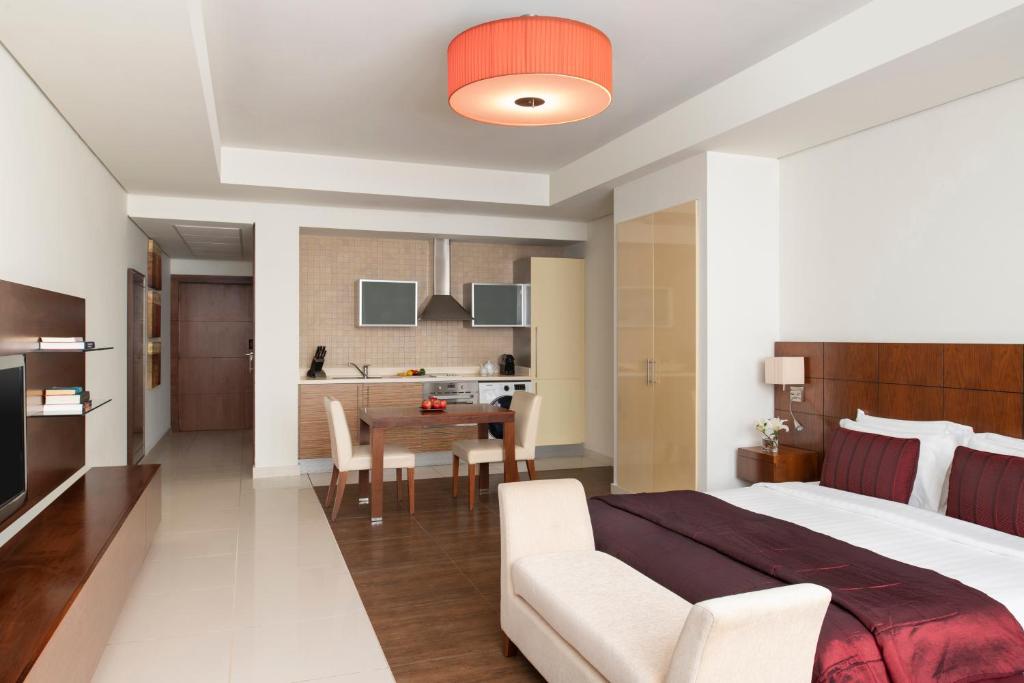 Ένα ή περισσότερα κρεβάτια σε δωμάτιο στο Fraser Suites Doha