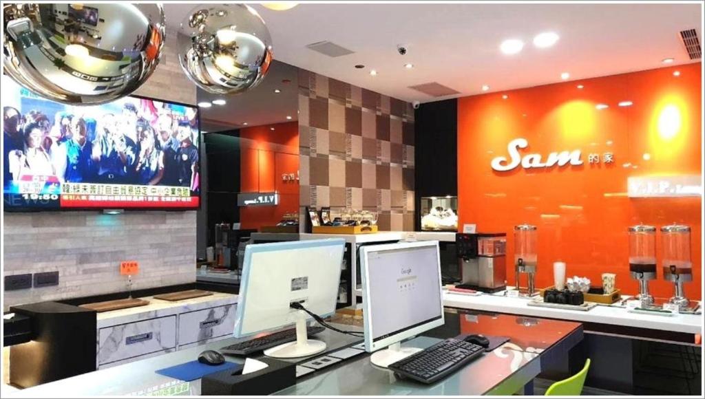 una tienda con dos monitores de ordenador en un escritorio en Kaohsiung 85 Building Sam's house en Kaohsiung