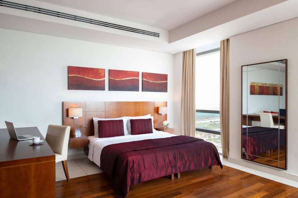 Ένα ή περισσότερα κρεβάτια σε δωμάτιο στο Fraser Suites Doha