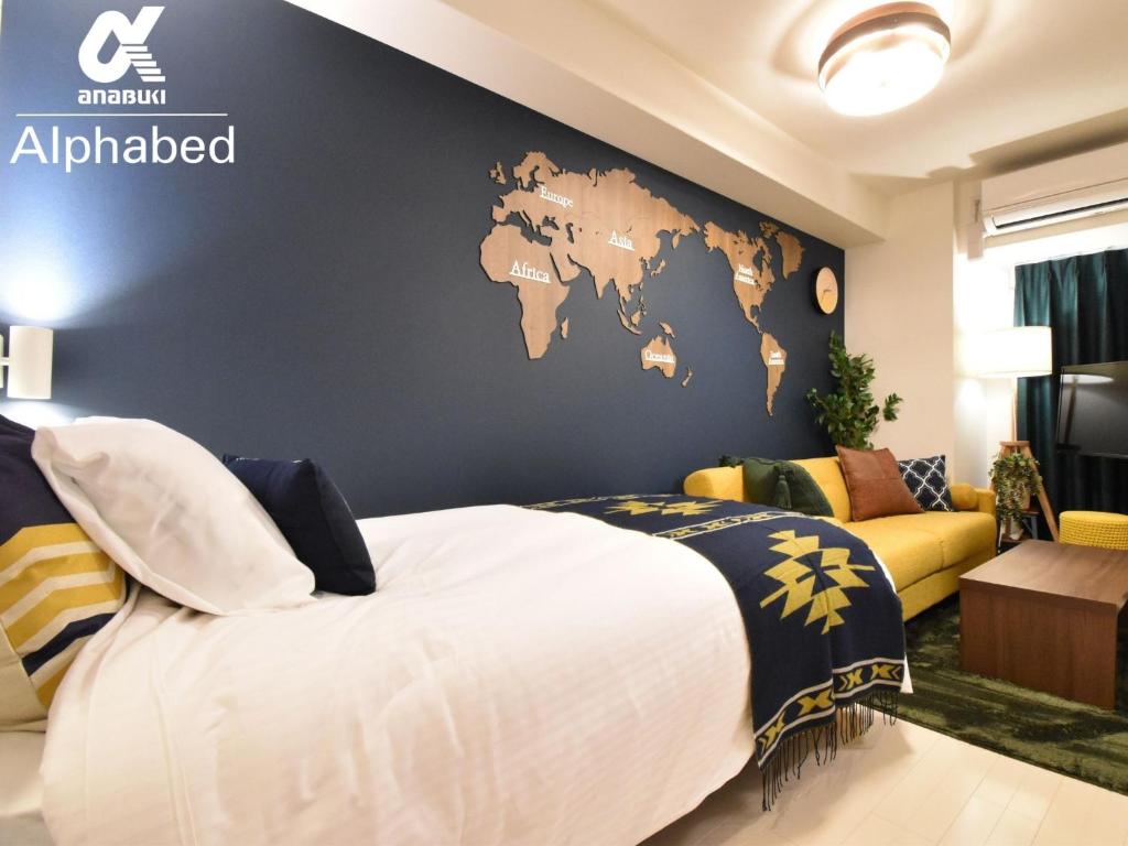 una camera da letto con una mappa del mondo sul muro di Moonlight thousand days ago - Vacation STAY 8282 a Okayama