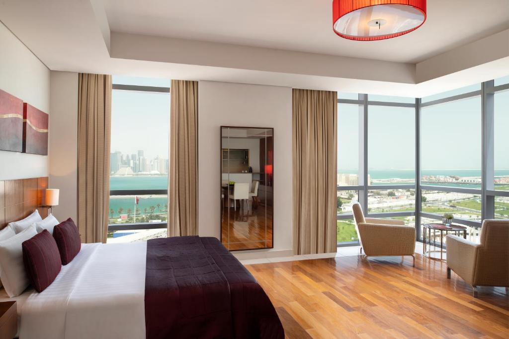 Ένα ή περισσότερα κρεβάτια σε δωμάτιο στο Fraser Suites Doha