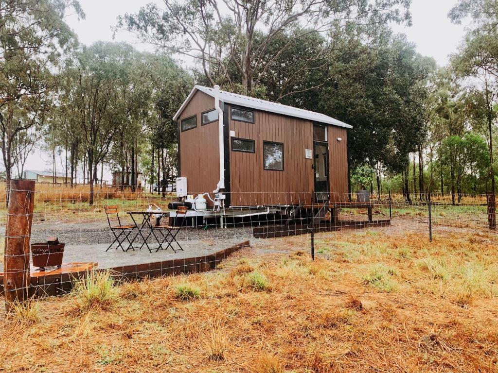 una casita con una mesa en un campo en Golden Hill Farm 