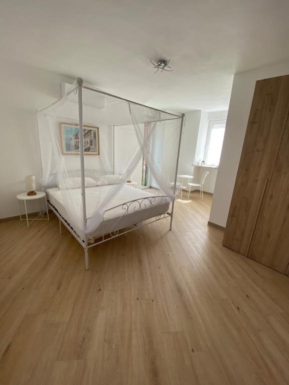 Posteľ alebo postele v izbe v ubytovaní Around Lago Maggiore rooms