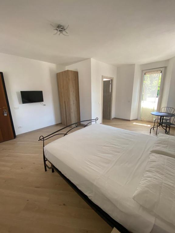 Posteľ alebo postele v izbe v ubytovaní Around Lago Maggiore rooms