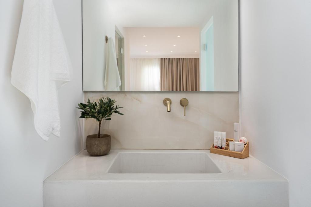 Cycladic Suites & Spa - 16
