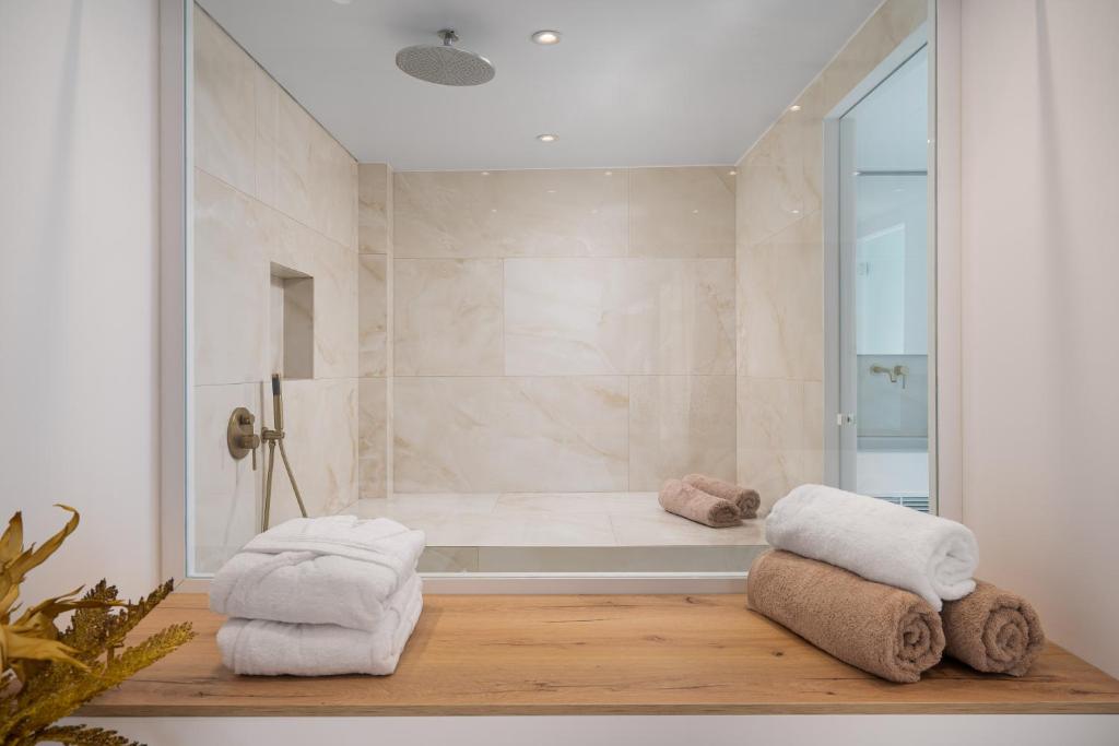 Ένα μπάνιο στο Cycladic Suites & Spa