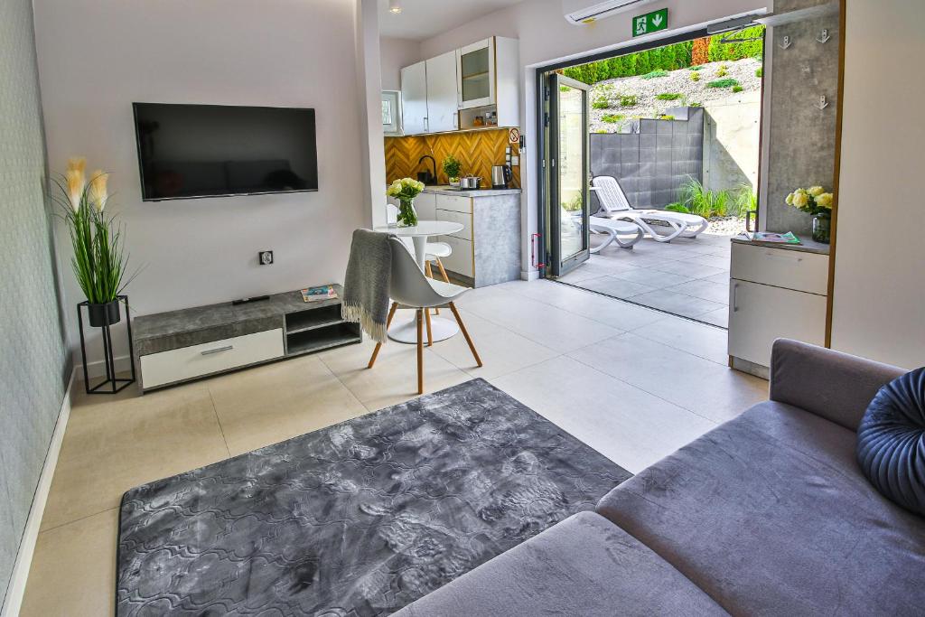 TV a/nebo společenská místnost v ubytování Klif Resort Apartamenty
