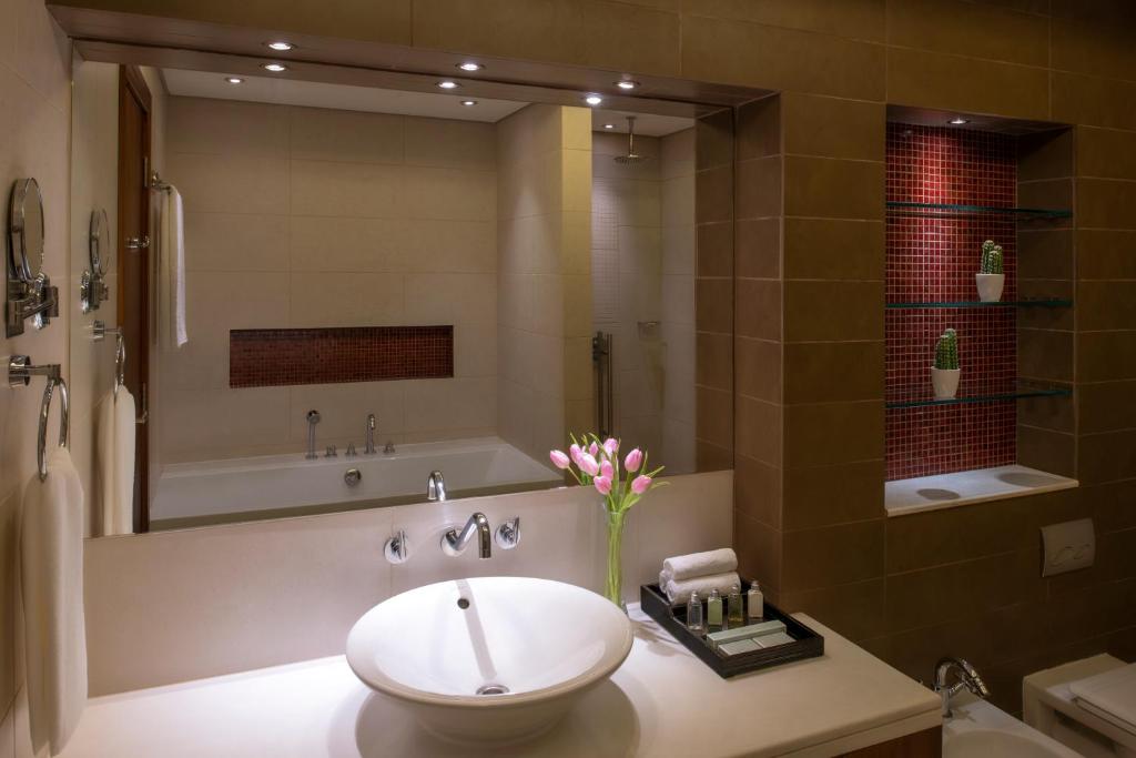Ένα μπάνιο στο Fraser Suites Doha