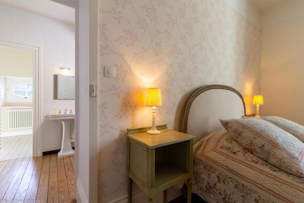 Postel nebo postele na pokoji v ubytování L'orée du lac - Formule Chambres