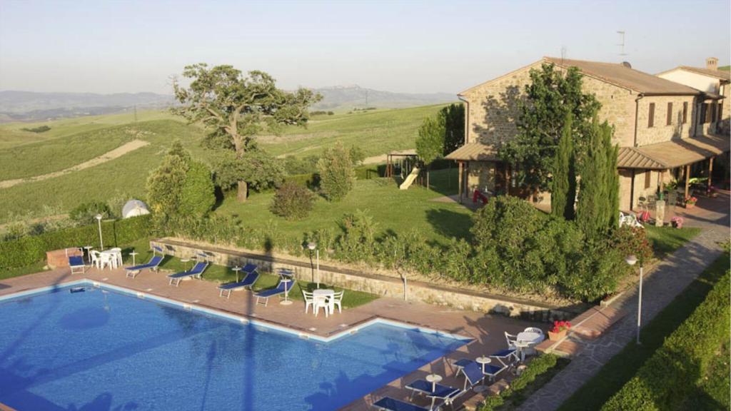 una vista aérea de una casa con piscina en Agriturismo Casale trieste en Laiatico