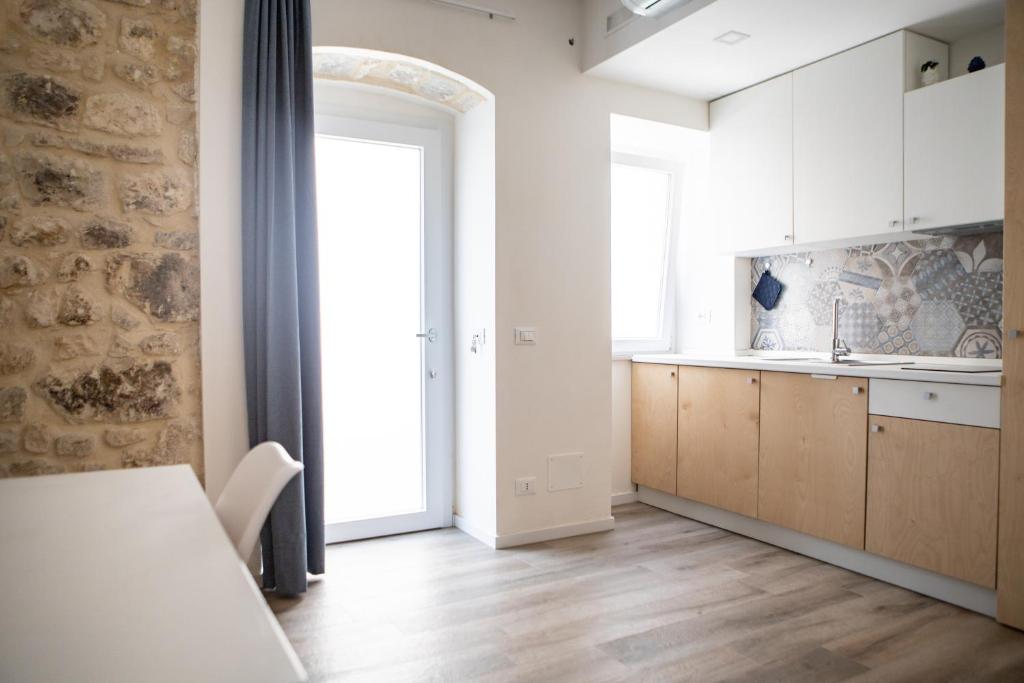 A kitchen or kitchenette at CASA MAIOLICA